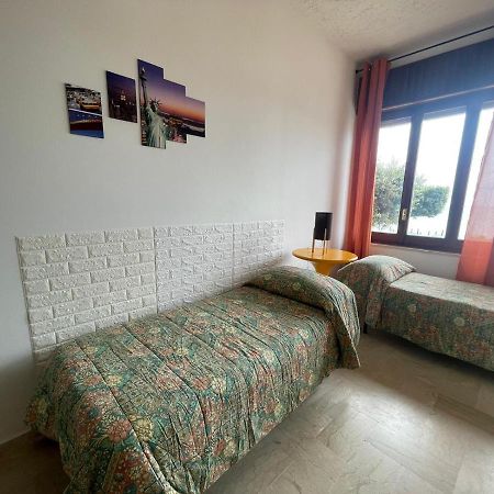 La Finestra Sul Mare B&B โครโตเน ภายนอก รูปภาพ