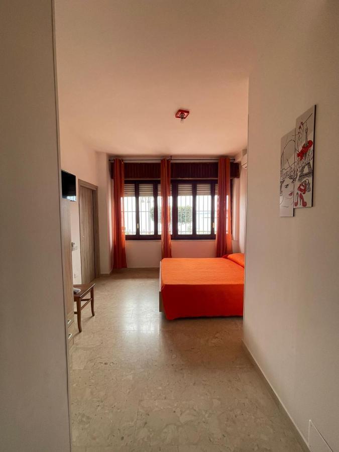 La Finestra Sul Mare B&B โครโตเน ภายนอก รูปภาพ