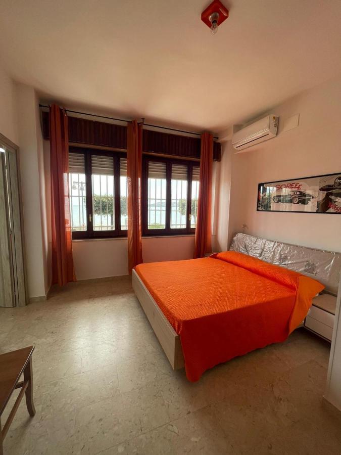 La Finestra Sul Mare B&B โครโตเน ภายนอก รูปภาพ