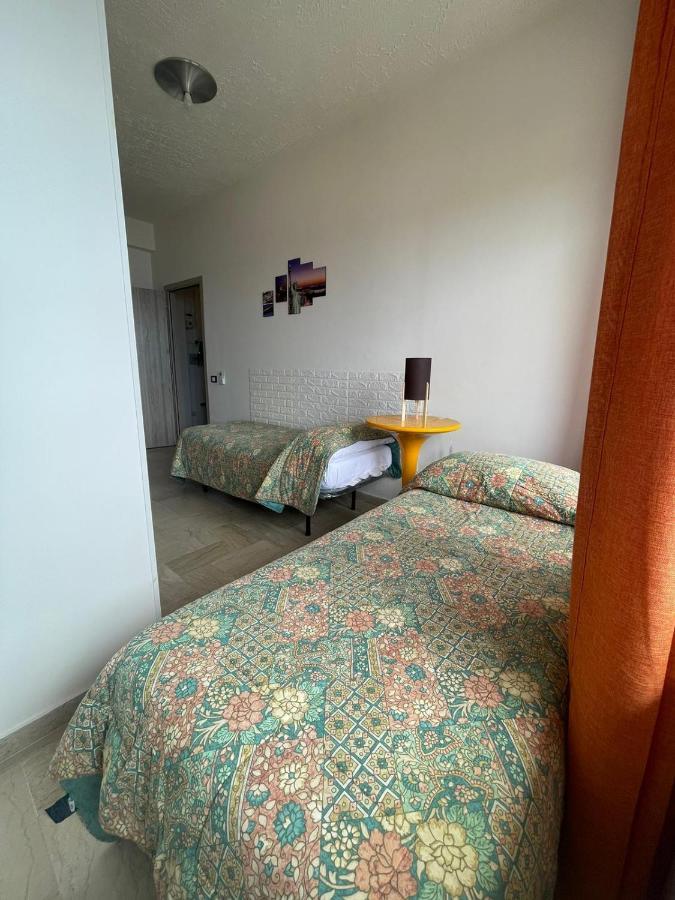 La Finestra Sul Mare B&B โครโตเน ภายนอก รูปภาพ