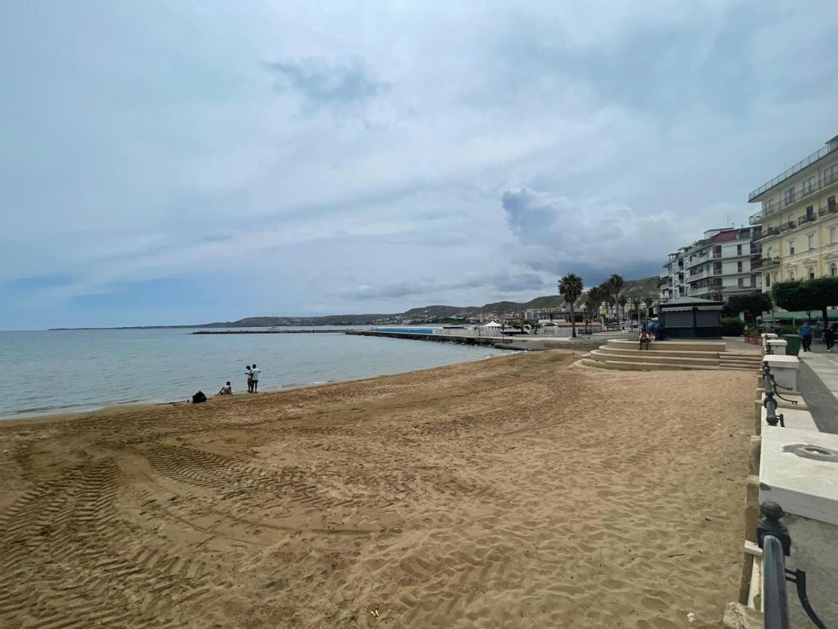 La Finestra Sul Mare B&B โครโตเน ภายนอก รูปภาพ