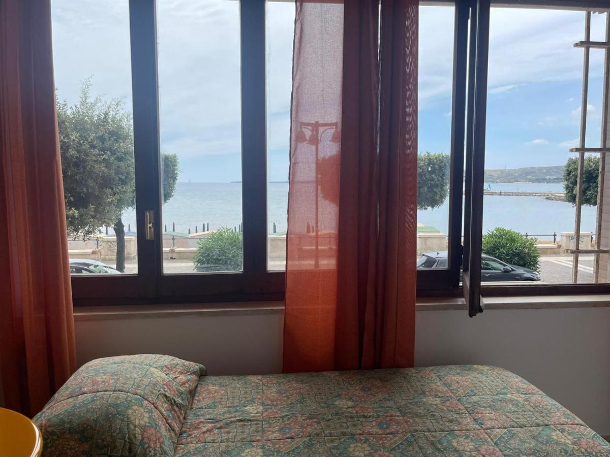 La Finestra Sul Mare B&B โครโตเน ภายนอก รูปภาพ