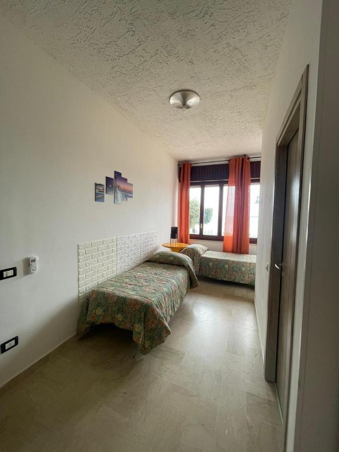 La Finestra Sul Mare B&B โครโตเน ภายนอก รูปภาพ