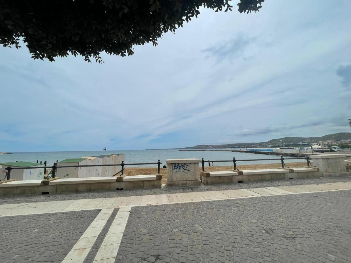 La Finestra Sul Mare B&B โครโตเน ภายนอก รูปภาพ